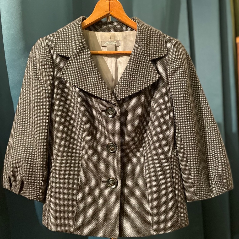 Size 0 Italian Wool Gray and Black Ann Taylor Skirt Suit